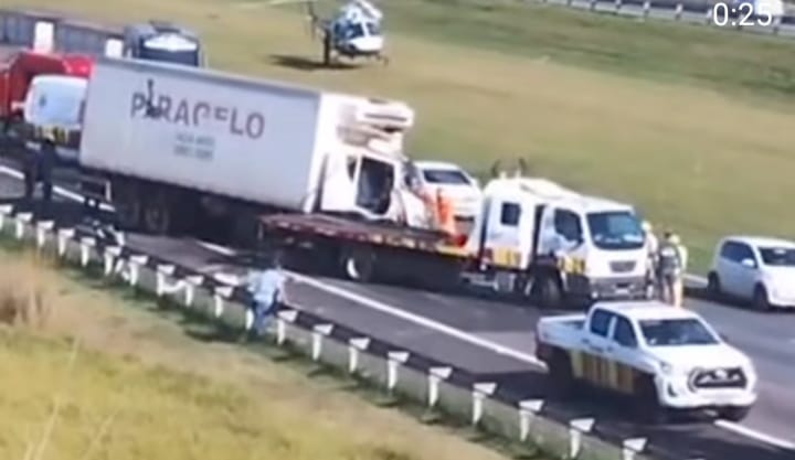 Acidente grave entre caminhões deixa vítima presa às ferragens na Bandeirantes